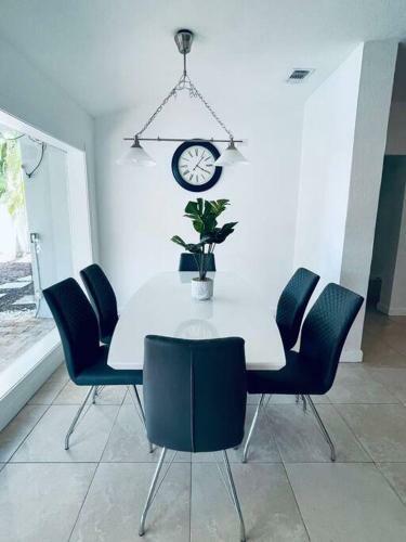 Heated Pool Home-best Location 5 Min To Beach