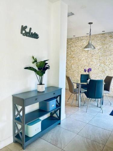 Heated Pool Home-best Location 5 Min To Beach