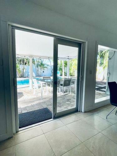 Heated Pool Home-best Location 5 Min To Beach