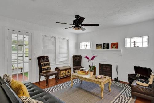 New Colonial White House Hotel Hollywood