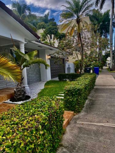 Gorgeous Modern Villa 5 Minutes From The Beach