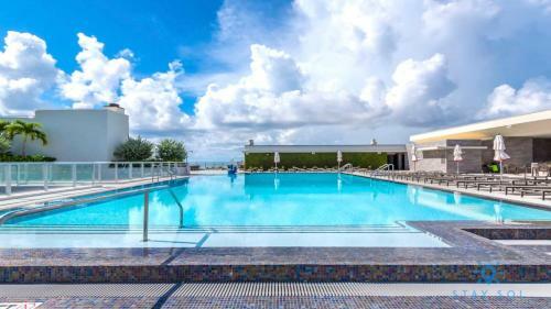 Posada Beachfront Resort Infinity Edge Swimming Pool Hot Tub