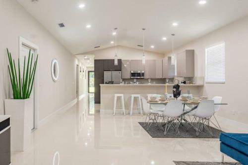 **new**gorgeous 3bedroom Minutes From Beach