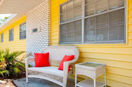 Charming Cozy Cottage In South Tampa