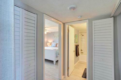 Blind Pass Lagoon Unit 404 Boat Friendly, Pool, Close To It All!
