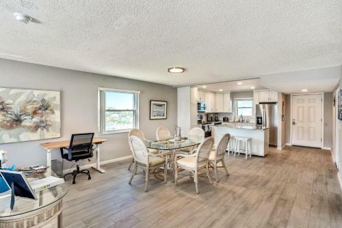 Blind Pass Lagoon Unit 404 Boat Friendly, Pool, Close To It All!