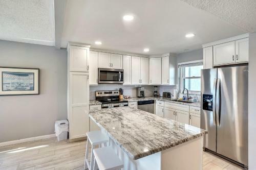 Blind Pass Lagoon Unit 404 Boat Friendly, Pool, Close To It All!