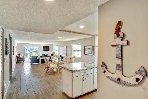 Blind Pass Lagoon Unit 404 Boat Friendly, Pool, Close To It All!