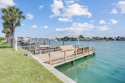 Blind Pass Lagoon Unit 404 Boat Friendly, Pool, Close To It All!