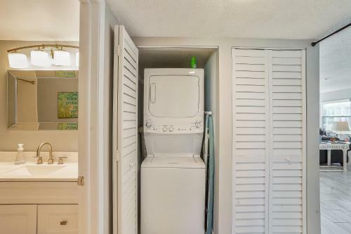 Blind Pass Lagoon Unit 404 Boat Friendly, Pool, Close To It All!