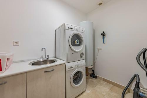 Elegant 4br Apartment In Rivera, Mijas, Pool, Wifi