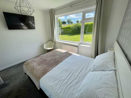 Cheerful 2-bedroom Bungalow With Free Parking