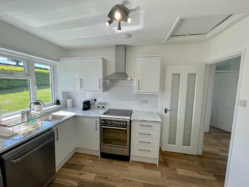 Cheerful 2-bedroom Bungalow With Free Parking