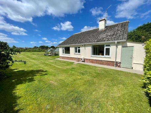 Cheerful 2-bedroom Bungalow With Free Parking