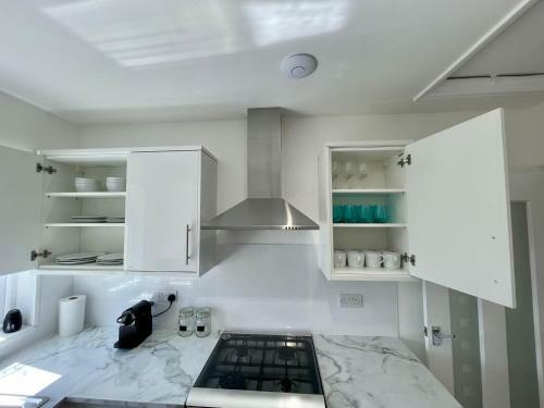 Cheerful 2-bedroom Bungalow With Free Parking