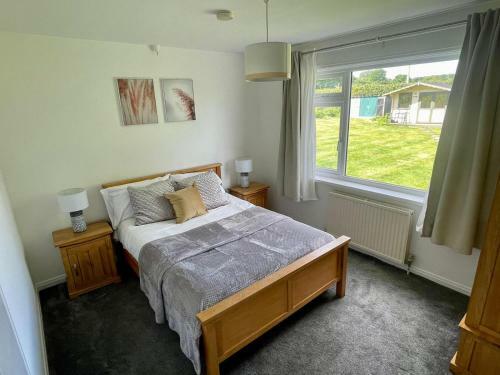 Cheerful 2-bedroom Bungalow With Free Parking
