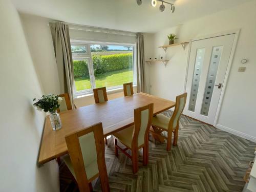 Cheerful 2-bedroom Bungalow With Free Parking