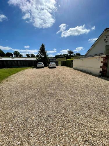 Cheerful 2-bedroom Bungalow With Free Parking