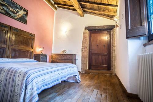 Hostal Castel D?arno Guest House