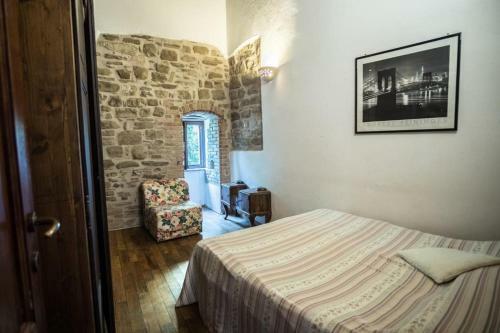 Hostal Castel D?arno Guest House