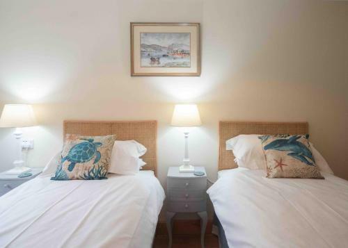 Steading Cottage - 50m From The Beach