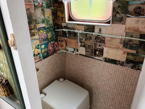 Pretty 1-bed Canal Boat In Stunning Valley View