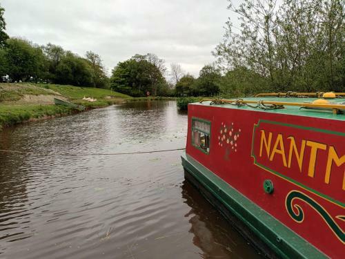 Pretty 1-bed Canal Boat In Stunning Valley View