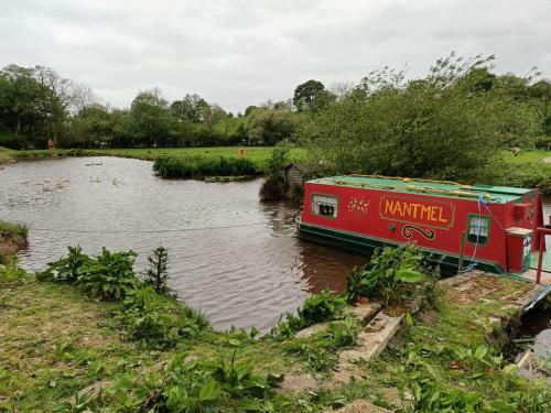 Pretty 1-bed Canal Boat In Stunning Valley View