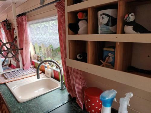 Pretty 1-bed Canal Boat In Stunning Valley View