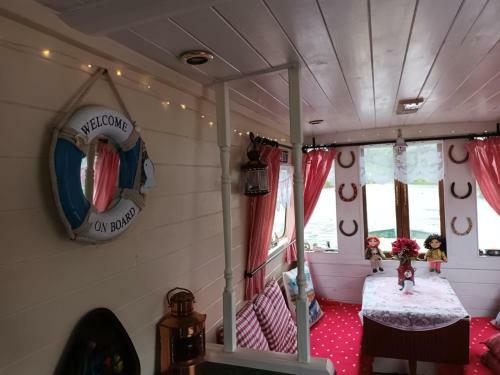 Pretty 1-bed Canal Boat In Stunning Valley View