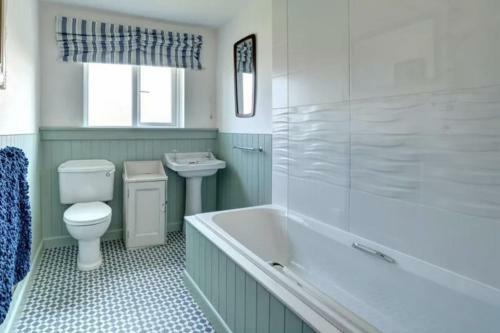 Beautiful Character Cottage, 1 Mile From The Beach