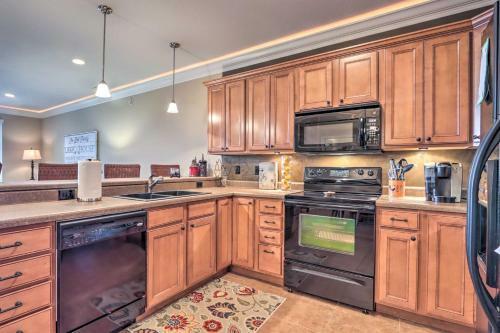 Apartamento Condo With Lakefront Patio And Community Perks!