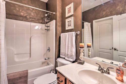 Apartamento Condo With Lakefront Patio And Community Perks!