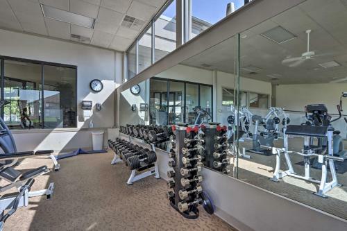 Apartamento Condo With Lakefront Patio And Community Perks!