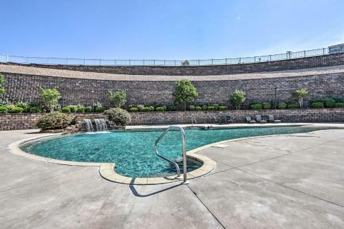 Apartamento Condo With Lakefront Patio And Community Perks!
