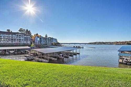 Apartamento Condo With Lakefront Patio And Community Perks!