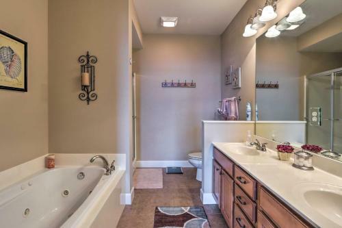 Apartamento Condo With Lakefront Patio And Community Perks!