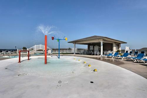 Apartamento Condo With Lakefront Patio And Community Perks!