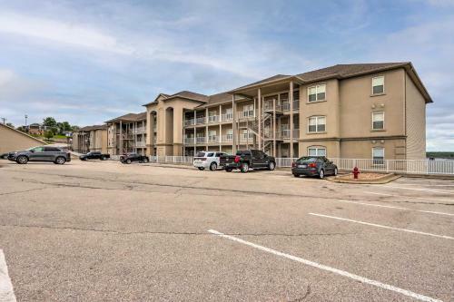 Apartamento Condo With Lakefront Patio And Community Perks!