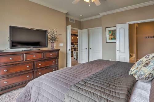 Apartamento Condo With Lakefront Patio And Community Perks!