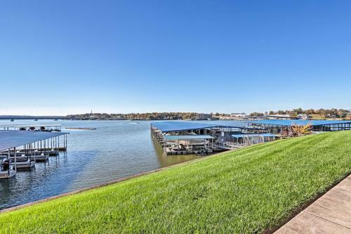 Apartamento Condo With Lakefront Patio And Community Perks!