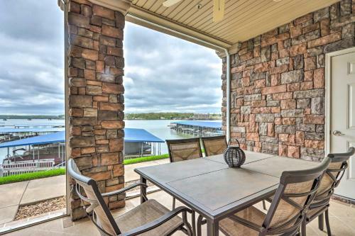 Apartamento Condo With Lakefront Patio And Community Perks!