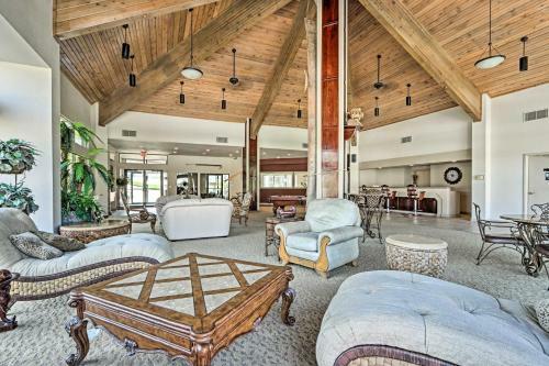 Apartamento Condo With Lakefront Patio And Community Perks!
