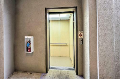 Apartamento Condo With Lakefront Patio And Community Perks!