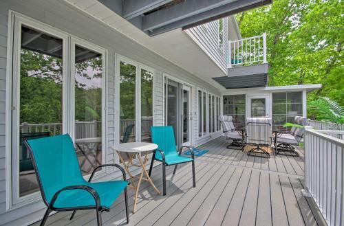 Lakefront Family Home With Boat Dock And Sun Deck