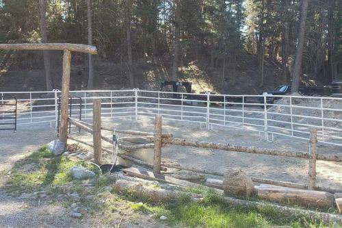 (quarter Horse Hideout ) One Of Two Units