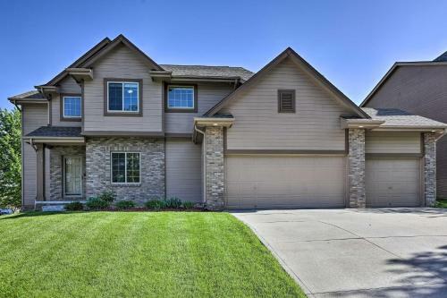 Spacious Omaha Home With Expansive Yard And Patio