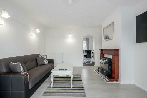 Lovely 3 Bed House-tilbury-free Parking