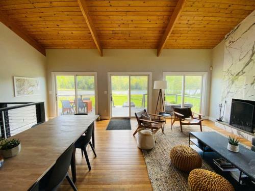 Modern, Spacious Lakeside Retreat In Narrowsburg