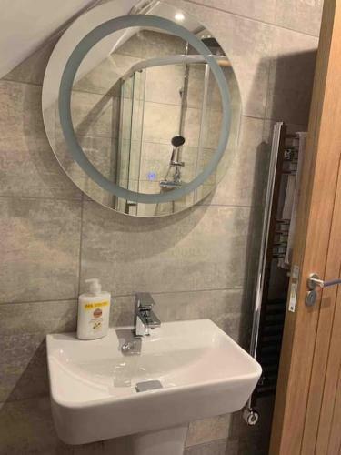 Beautiful Cosy Rural Retreat With Parking!